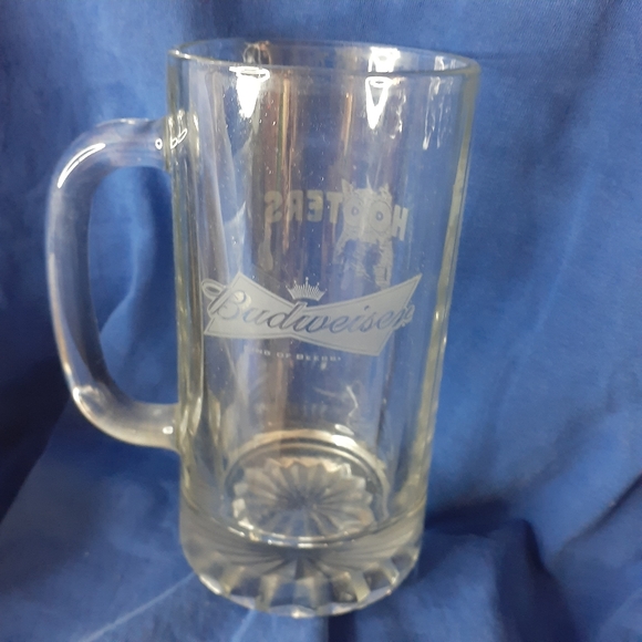 Hooters Glass Cleared Etched Logo with Budweiser Hooters Logo 12.50 🇨🇦shipping - Picture 4 of 16